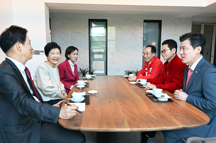 [대구=뉴시스] 이무열 기자 = 추경호 국민의힘 대구시장 예비후보와 이철우 경북도지사 예비후보가 24일 대구 달성군 유가읍 박근혜 전 대통령 사저에서 박 전 대통령을 예방하고 있다. (사진=추경호 후보 캠프 제공) 2026.05.04. photo@newsis.com *재판매 및 DB 금지