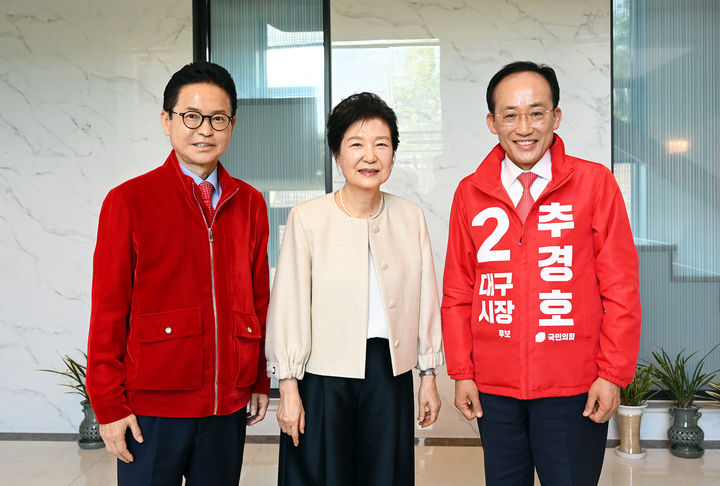 [대구=뉴시스] 이무열 기자 = 추경호 국민의힘 대구시장 예비후보와 이철우 경북도지사 예비후보가 24일 대구 달성군 유가읍 박근혜 전 대통령 사저에서 박 전 대통령을 예방하고 있다. (사진=추경호 후보 캠프 제공) 2026.05.04. photo@newsis.com *재판매 및 DB 금지