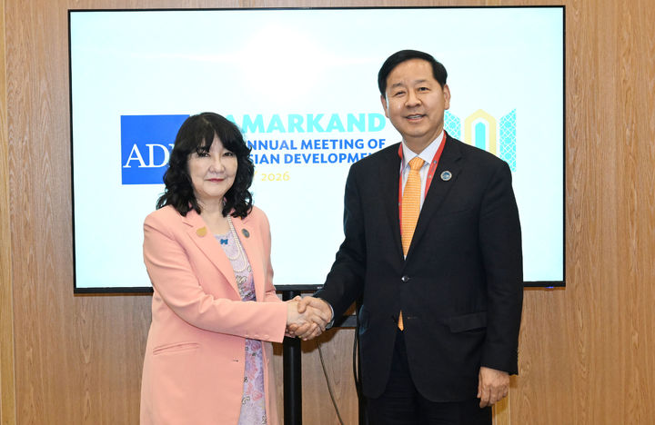[서율=뉴시스] ASEAN+3 재무장관회의 및 아시아개발은행(ADB) 연차총회 참석차 우즈베키스탄 사마라칸트를 방문중인 구윤철 경제부총리 겸 재정경제부 장관이 4일(현지 시간) 엑스포에서 가타야마 사쓰키 일본 재무장관과 기념촬영하고 있다. (사진=재정경제부 제공) 2026.05.04. photo@newsis.com *재판매 및 DB 금지