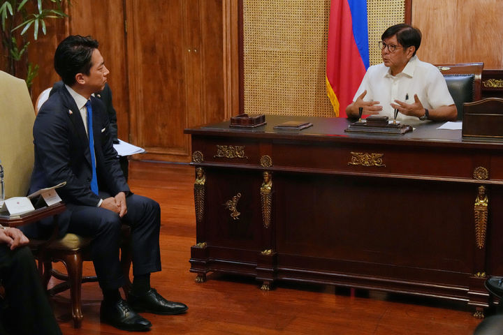 [마닐라=AP/뉴시스]필리핀과 일본이 일본의 중고 호위함 수출을 위한 협의를 시작하기로 합의했다. 살상무기 수출을 사실상 해금한 일본의 첫 사례가 될 전망이다. 지난 5일 페르디난드 마르코스(오른쪽) 필리핀 대통령과 고이즈미 신지로 일본 방위상이 필리핀 마닐라에 있는 대통령궁에서 회담하고 있다. 2026.05.06.