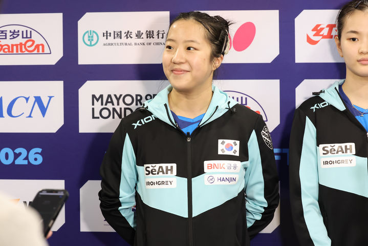 [서울=뉴시스] 2026 국제탁구연맹(ITTF) 세계탁구선수권대회 단체전 32강에서 캐나다를 3-0으로 완파한 뒤 취재진과 인터뷰하는 신유빈. (사진=대한탁구협회 제공) 2026.05.05. *재판매 및 DB 금지