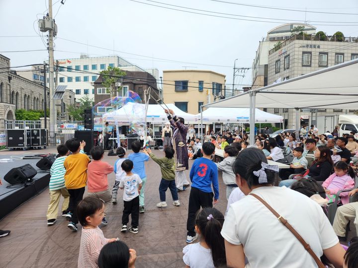 [서울=뉴시스] 성북 어린이날 축제 ' 성북놀랜드'..체험 공연. (사진=성북구 제공) 2026.05.05. *재판매 및 DB 금지