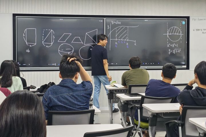 [서울=뉴시스] 지난해 관악구 미래채움GO 수학수업(미적분학 맛보기) 모습. (사진=관악구 제공) 2026.05.05. *재판매 및 DB 금지