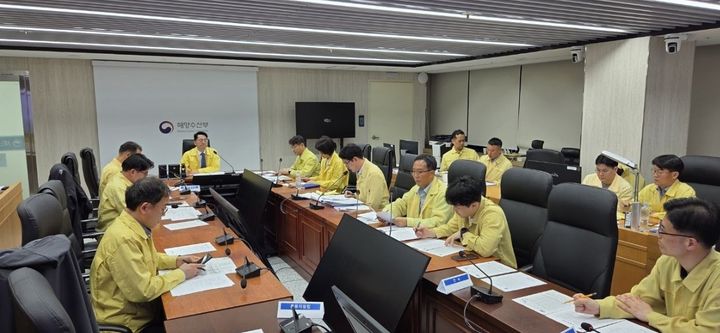 [서울=뉴시스] 해양수산부는 호르무즈 해협 내에서 정박하던 한국 선박에 폭발·화재가 발생한 것과 관련, 긴급 상황점검회의를 열었다고 5일 밝혔다. (사진=해양수산부 제공) 2026.05.06. photo@newsis.com *재판매 및 DB 금지