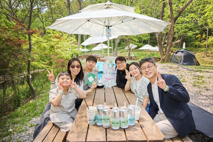 [서울=뉴시스] 지난 4일 정재헌 SK텔레콤 대표가 경기도 용인 에버랜드 ‘포레스트 캠프’에서 열린 ‘T 장기고객 숲캉스 데이’ 현장에서 고객 가족과 대화를 나누고 사진 촬영을 하는 모습. (사진=SKT 제공) *재판매 및 DB 금지