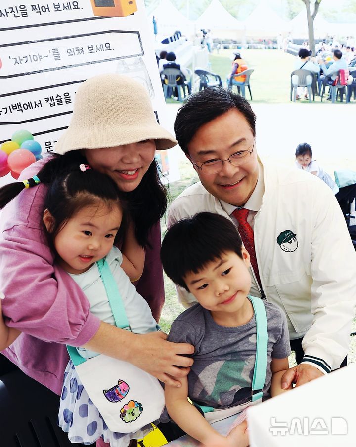 [의왕=뉴시스] 김성제 후보가 어린이들과 사진 촬영을 하고 있다. (사진=선거 사무소 제공). 2026.05.05. photo@newsis.com