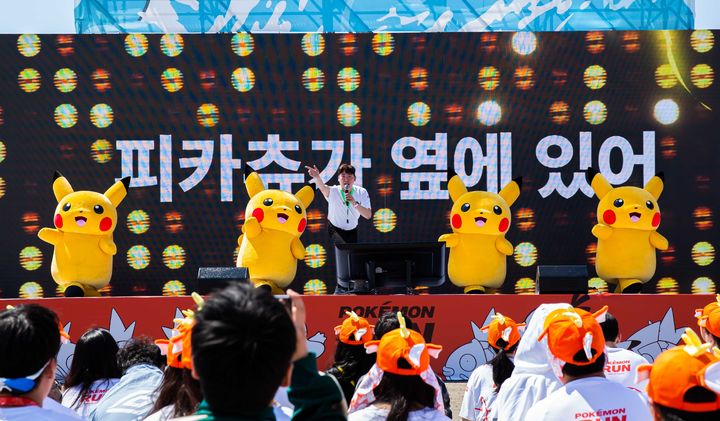 [서울=뉴시스] 5일 서울시 뚝섬한강공원에서 열린 ‘포켓몬 런 2026 in Seoul’ 행사 참가자들이 SK텔레콤과 삼성전자 공동부스에서 다양한 이벤트를 즐기고 있다. (사진=SKT 제공) *재판매 및 DB 금지