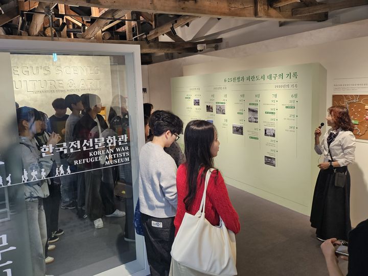 [대구=뉴시스] 대구광역시 문학진흥시설 수탁단체인 사단법인 대구작가콜로퀴엄은 3기 문학안내원 6명을 위촉했다. (사진 = 대구문학관 제공) 2026.05.05. photo@newsis.com *재판매 및 DB 금지