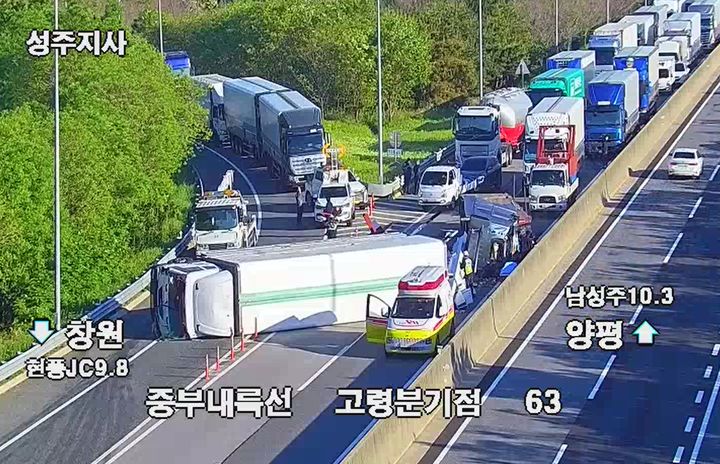 [고령=뉴시스] 고령군 성산면 중부내륙고속도로 추돌사고 현장 (사진=경북소방본부 제공) 2026.05.05. photo@newsis.com *재판매 및 DB 금지