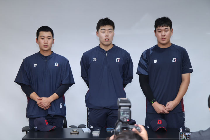 [수원=뉴시스] 프로야구 롯데 자이언츠의 김세민(왼쪽부터), 고승민, 나승엽이 5일 수원 KT위즈파크에서 열리는 2026 신한 쏠 KBO리그 KT 위즈와의 경기를 앞두고 취재진과 인터뷰를 하고 있다. (사진=롯데 자이언츠 제공) 2026.05.05. *재판매 및 DB 금지