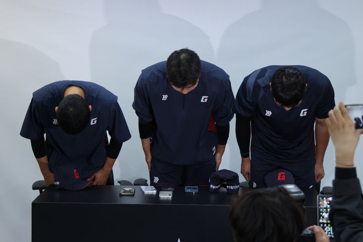[수원=뉴시스] 프로야구 롯데 자이언츠의 김세민(왼쪽부터), 고승민, 나승엽이 5일 수원 KT위즈파크에서 열리는 2026 신한 쏠 KBO리그 KT 위즈와의 경기를 앞두고 취재진과 인터뷰를 하고 있다. (사진=롯데 자이언츠 제공) 2026.05.05. *재판매 및 DB 금지