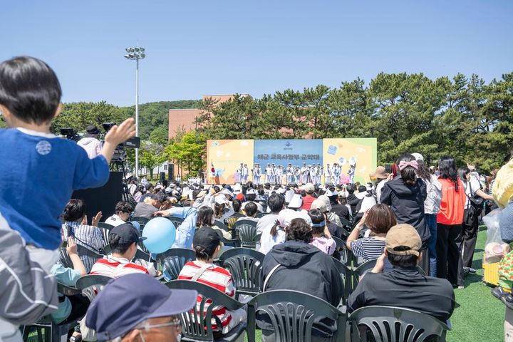 [창원=뉴시스] 강경국 기자 = 5일 경남 창원시 진해구 해군교육사령부에서 어린이날을 맞아 창원 어린이 큰잔치가 열리고 있다. (사진=창원시청 제공). 2026.05.05. photo@newsis.com *재판매 및 DB 금지