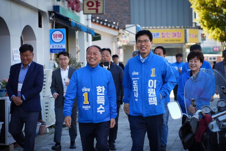 [임실=뉴시스] 민주당 한득수 임실군수 예비후보가 관촌5일장을 찾은 이원택 전북도지사 예비후보와 거리를 걷고 있다. *재판매 및 DB 금지