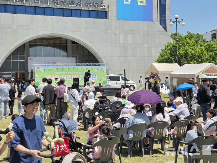 [전주=뉴시스] 강경호 기자 = 어린이날인 5일 전주시청 앞 노송광장. 2025.05.05. lukekang@newsis.com