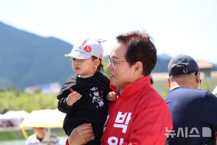[김해=뉴시스]국민의힘 박완수 경남도지사 후보가 제104회 어린이날인 5일 김해 장유 롯데가든파크에서 열린 김해꿈나무 어린이날 큰잔치 행사에 참석해 한 어린이를 안고 포즈를 취하고 있다.(사진=박완수후보 선거사무소 제공) 2026.05.05. photo@newsis.com
