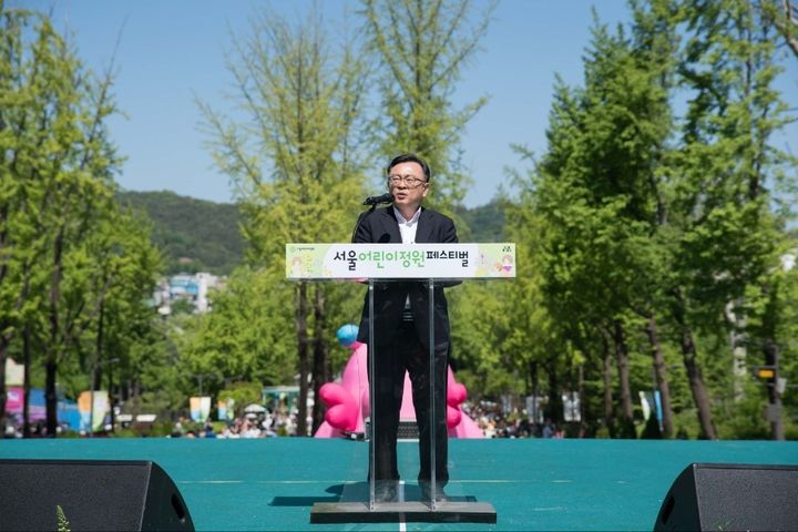 [서울=뉴시스] 김성보 서울시장 권한대행이 5일(화) 서울어린이대공원에서 열린 '2026 서울어린이정원 페스티벌'에서 환영사를 하고 있다. (사진=서울시 제공) 2026.05.05. *재판매 및 DB 금지