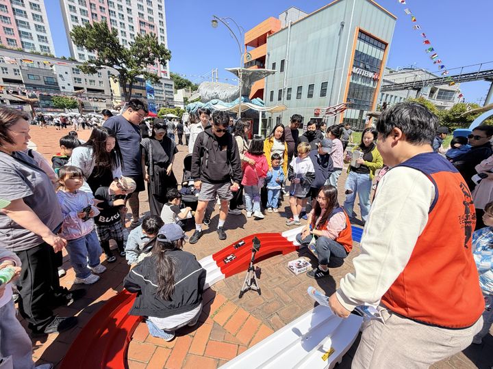 [울산=뉴시스] 5일 울산 장생포 고래문화특구 일원에서 어린이날 황금연휴 특별행사 '고래와 함께 뛰노는, 우리들의 바다 놀이터'가 개최된 가운데 어린이 미니카 경주대회가 진행되고 있다. (사진=울산 남구도시관리공단 제공) 2026.05.05. photo@newsis.com *재판매 및 DB 금지
