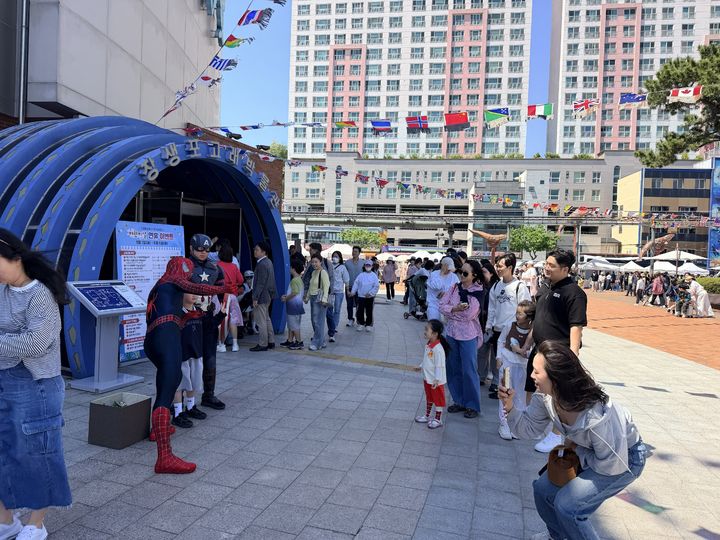 [울산=뉴시스] 5일 울산 남구 장생포 고래문화특구 일원에서 어린이날 황금연휴 특별행사 '고래와 함께 뛰노는, 우리들의 바다 놀이터'가 개최된 가운데 히어로 코스프레 퍼포먼스가 진행되고 있다. (사진=울산 남구도시관리공단 제공) 2026.05.05. photo@newsis.com *재판매 및 DB 금지