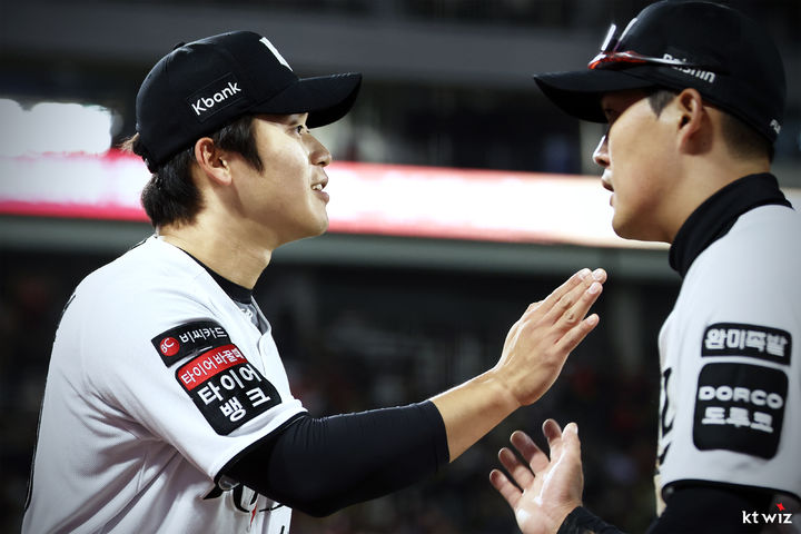 [서울=뉴시스] 프로야구 KT 위즈 박영현이 21일 수원 KT위즈파크에서 열린 2026 신한 쏠 KBO리그 KIA 타이거즈와의 경기에서 승리를 확정 지은 뒤 미소짓고 있다. (사진=KT 위즈 제공) 2026.04.21. *재판매 및 DB 금지