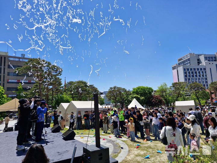 [전주=뉴시스]윤난슬 기자 = 전주시는 5일 노송광장에서 어린이와 학부모 등 시민 3000여 명이 참여한 가운데 '제104회 어린이날 기념식 및 전주 놀이주간' 행사를 성황리에 열었다. (사진=전주시 제공) 2026.05.05. photo@newsis.com