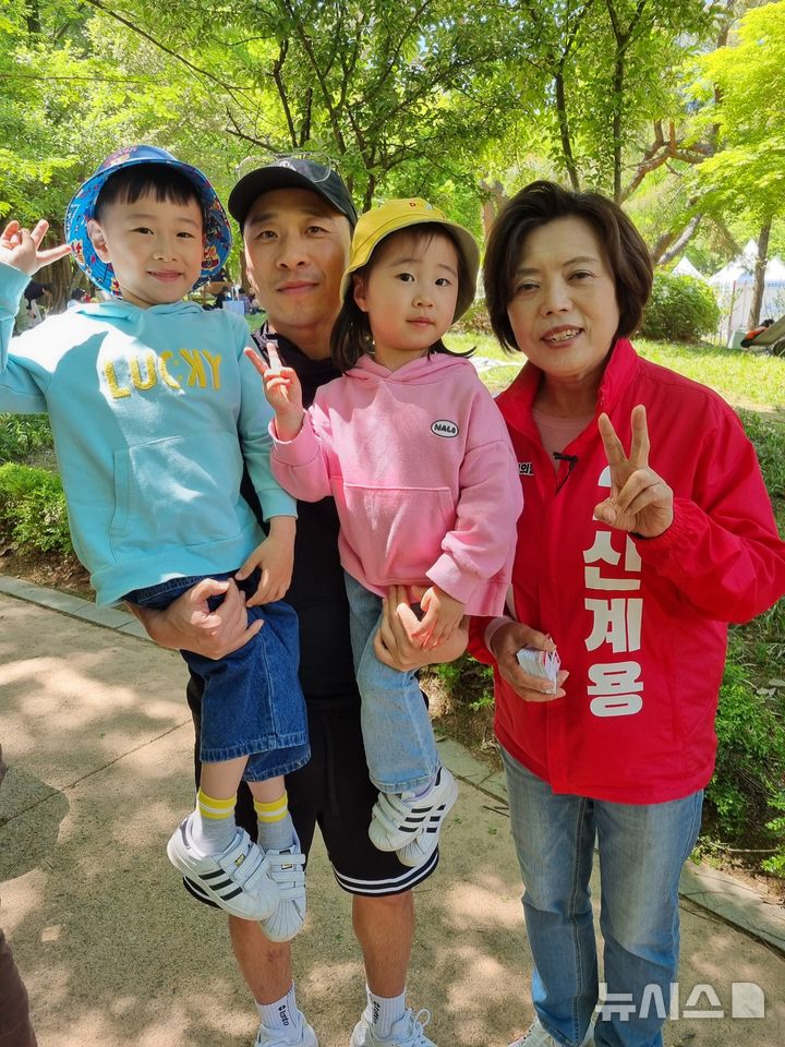 [과천=뉴시스] 신계용 후보가 어린이날 행사장을 찾은 어린이들과 사진 촬영을 하고 있다.(사진=선거사무소 제공). 2026.05.05. photo@newsis.com 