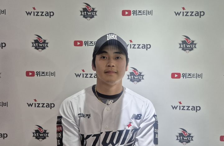 [수원=뉴시스] 문채현 기자 = 프로야구 KT 위즈 박영현이 5일 수원 KT위즈파크에서 열린 2026 신한 쏠 KBO리그 롯데 자이언츠와의 경기에 등판해 공을 던지고 있다. 2026.05.05. dal@newsis.com *재판매 및 DB 금지