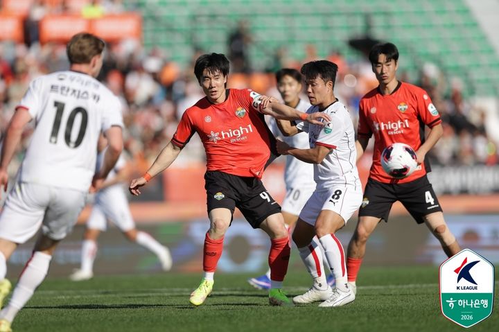 [서울=뉴시스] 프로축구 K리그1 강원FC의 이유현과 포항스틸러스의 김승호. (사진=한국프로축구연맹 제공) 2026.05.05. photo@newsis.com *재판매 및 DB 금지
