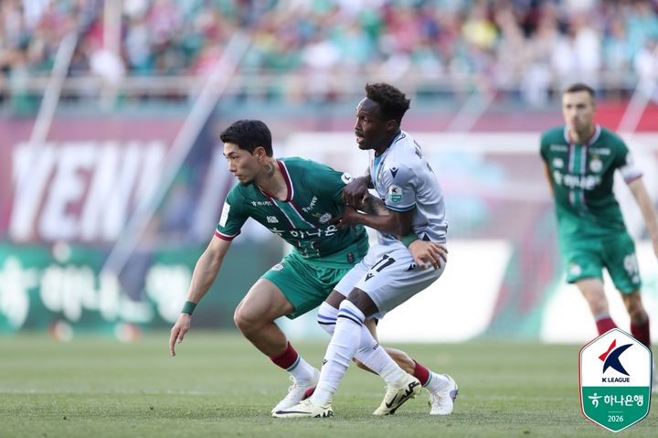 [서울=뉴시스] 프로축구 K리그1 대전하나시티즌의 박규현과 인천유나이티드의 제르소. (사진=한국프로축구연맹 제공) 2026.05.05. photo@newsis.com *재판매 및 DB 금지