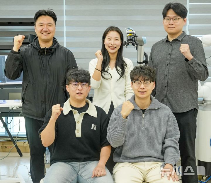 [창원=뉴시스]사람 말을 이해하고 스스로 판단·행동하는 '자율제조 다중 에이전트(Multi-Agent) AI' 기술을 개발한 한국전기연구원(KERI) 이주경(앞줄 왼쪽) 박사 연구팀.(사진=한국전기연구원 제공) 2026.05.06. photo@newsis.com