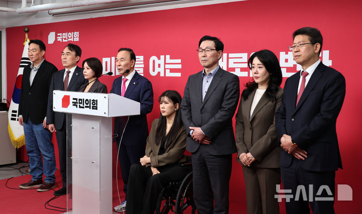 [서울=뉴시스] 김금보 기자 = 박덕흠 국민의힘 공천관리위원회 위원장이 5일 오전 서울 여의도 중앙당사에서 부산 북구갑 보궐선거 후보 경선 결과를 발표하고 있다. 국민의힘은 부산 북구갑 보궐선거 후보로 박민식 전 국가보훈부 장관을 확정했다. 2026.05.05. kgb@newsis.com