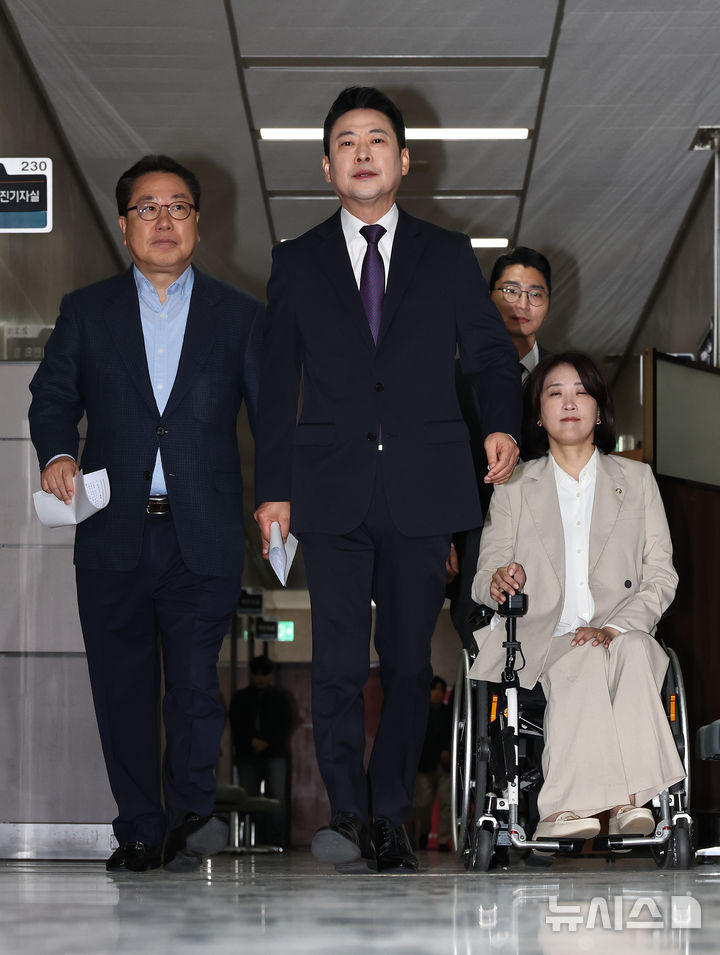 [서울=뉴시스] 김금보 기자 = 장동혁 국민의힘 대표가 5일 오전 서울 여의도 국회에서 열린 기자간담회에 참석하고 있다. 2026.05.05. kgb@newsis.com