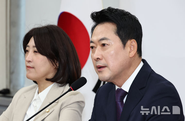 [서울=뉴시스] 김금보 기자 = 장동혁 국민의힘 대표가 5일 오전 서울 여의도 국회에서 열린 기자간담회에서 발언을 하고 있다. 2026.05.05. kgb@newsis.com