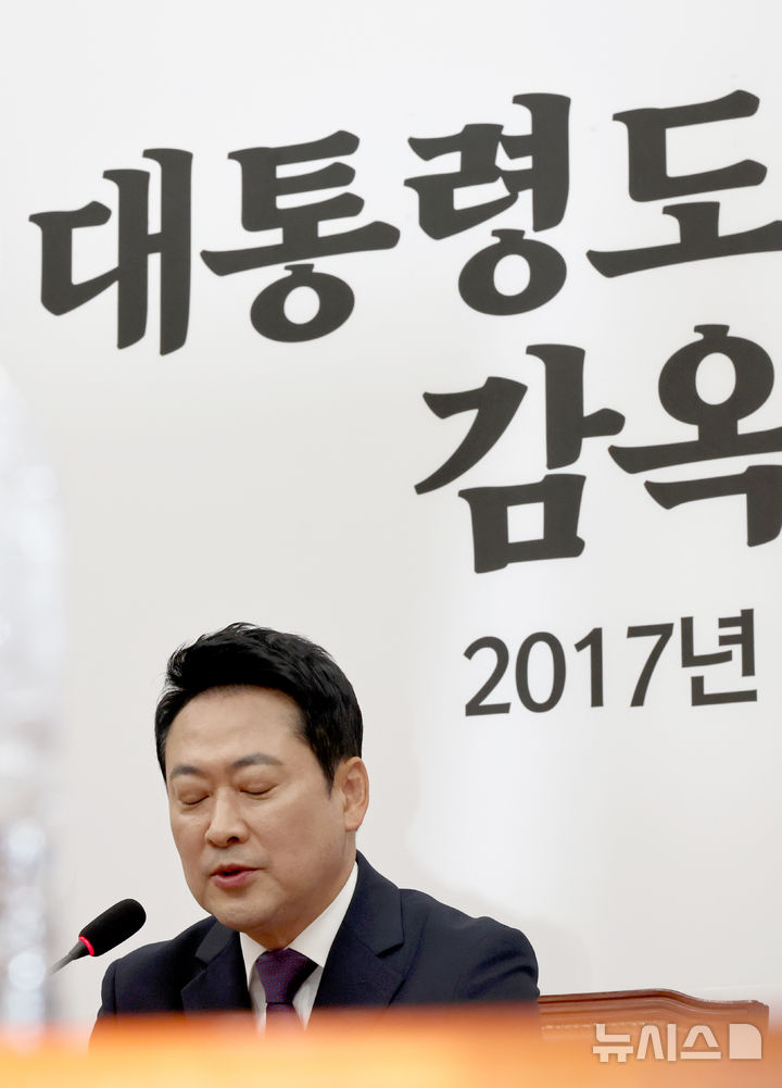 [서울=뉴시스] 김금보 기자 = 장동혁 국민의힘 대표가 5일 오전 서울 여의도 국회에서 열린 기자간담회에서 취재진 질문에 답변을 하고 있다. 2026.05.05. kgb@newsis.com