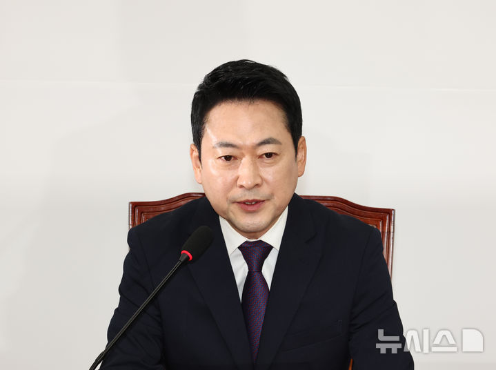 [서울=뉴시스] 김금보 기자 = 장동혁 국민의힘 대표가 5일 오전 서울 여의도 국회에서 열린 기자간담회에서 발언을 하고 있다. 2026.05.05. kgb@newsis.com