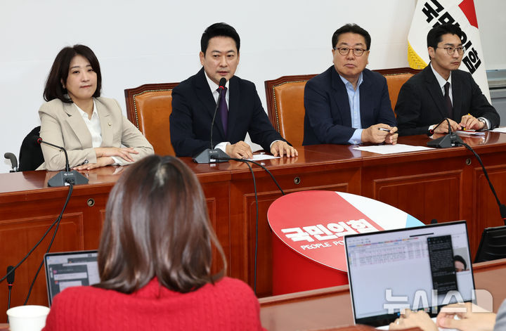 [서울=뉴시스] 김금보 기자 = 장동혁 국민의힘 대표가 5일 오전 서울 여의도 국회에서 열린 기자간담회에서 취재진 질문에 답변을 하고 있다. 2026.05.05. kgb@newsis.com