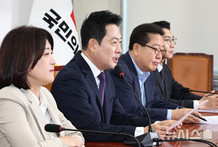 [서울=뉴시스] 김금보 기자 = 장동혁 국민의힘 대표가 5일 오전 서울 여의도 국회에서 열린 기자간담회에서 발언을 하고 있다. 2026.05.05. kgb@newsis.com