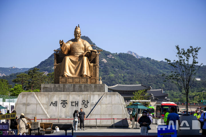 [서울=뉴시스] 정병혁 기자 = 어린이날인 5일 서울 종로구 광화문광장을 찾은 시민들이 화창한 날씨 아래에서 이동하고 있다. 2026.05..05. jhope@newsis.com