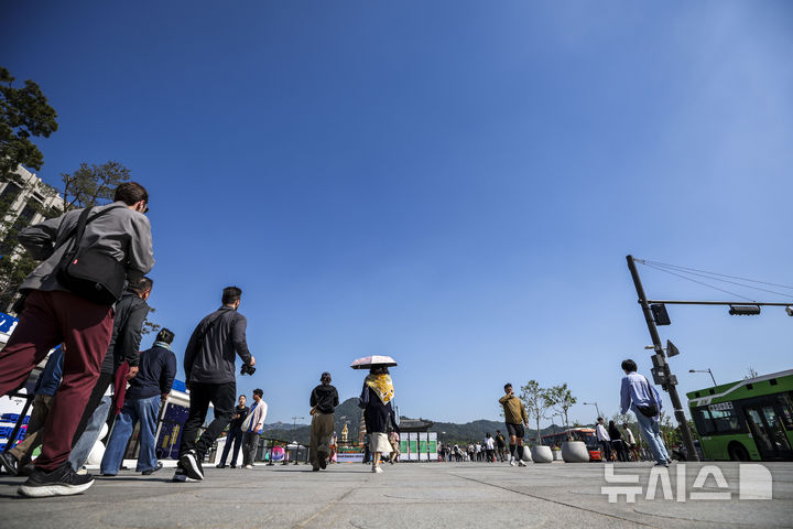[서울=뉴시스] 정병혁 기자 = 지난 5일 서울 종로구 광화문광장을 찾은 시민들이 화창한 날씨 아래에서 이동하고 있다. 2026.05.05. jhope@newsis.com