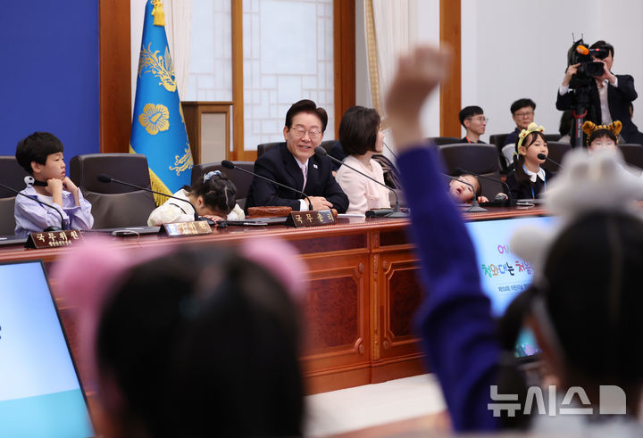 [서울=뉴시스] 최동준 기자 = 이재명 대통령이 5일 청와대 세종실에서 열린 '2026년 제104회 어린이날 청와대 초청행사'에서 어린이들에게 국무회의에 대해 설명하고 있다. 2026.05.05. photocdj@newsis.com