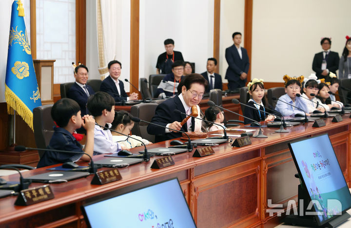[서울=뉴시스] 최동준 기자 = 이재명 대통령이 5일 청와대 세종실에서 열린 '2026년 제104회 어린이날 청와대 초청행사'에서 어린이들에게 국무회의에 대해 설명하며 의사봉을 두드리고 있다. 2026.05.05. photocdj@newsis.com