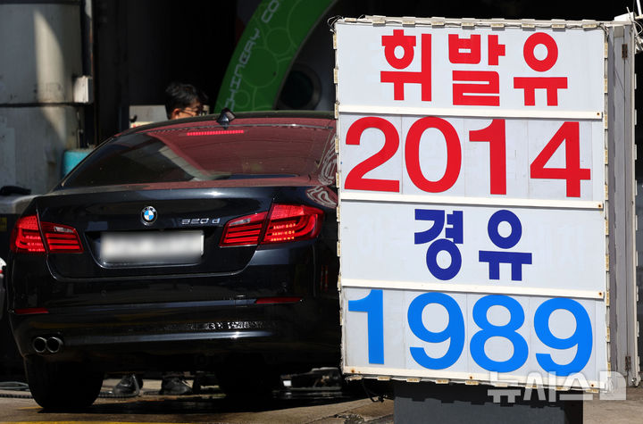 [서울=뉴시스] 홍효식 기자 = 국내 주유소 기름값이 리터당 2000원을 넘어선 가운데 5일 서울 시내 주유소에 유가 정보가 표시돼 있다.한국석유공사 유가정보시스템을 오피넷에 따르면 이날 오전 11시 기준 전국 주유소 휘발유 평균 가격은 리터당 2,011.30원으로 어제보다 0.26원 올랐다. 경유는 리터당 2005.17원으로 어제보다 0.04원 내렸다. 2026.05.05. yesphoto@newsis.com