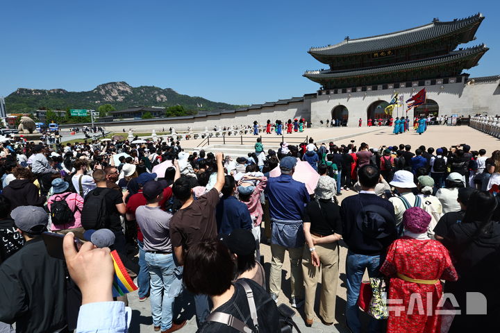 [서울=뉴시스] 김명년 기자 = 어린이날인 5일 오전 서울 종로구 광화문 월대에서 관람객들이 인형탈 파수 의식을 관람 하고 있다. 2026.05.05. kmn@newsis.com
