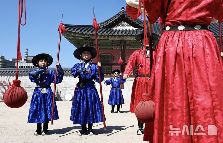 [서울=뉴시스] 김명년 기자 = 어린이날인 5일 오전 서울 종로구 경복궁 협생문에서 열린 갑사 취재 체험에서 전통 군복인 철릭을 입은 어린이들이 창술 체험을 하고 있다. 갑사 취재는 조선시대 궁궐 경비와 국왕 호위를 전담했던 중앙군 최정예 특수부대인 '갑사'를 선발하는 실기 평가다. 2026.05.05. kmn@newsis.com