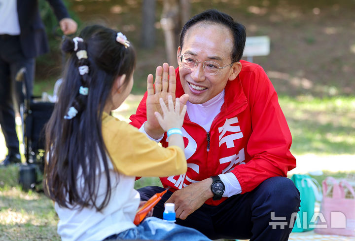 [대구=뉴시스] 이무열 기자 = 추경호 국민의힘 대구시장 예비후보가 어린이날인 5일 대구 수성구 대구어린이세상을 찾아 어린이와 하이파이브를 하고 있다. 2026.05.05. lmy@newsis.com