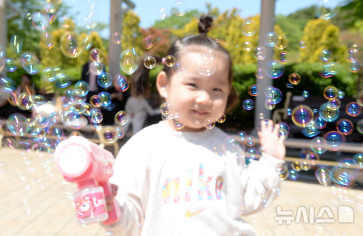 [울산=뉴시스] 배병수 기자 = 5일 오전 울산 남구 어린이대공원에서 제104회 어린이날 큰잔치 행사에서 어린이가 비눗방울 놀이를 하고 있다. 2026.05.05. bbs@newsis.com.