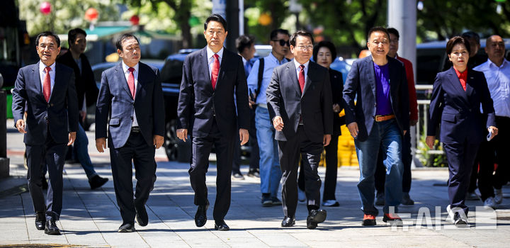[서울=뉴시스] 정병혁 기자 = 오세훈 국민의힘 서울시장 후보을 비롯한 국민의힘 광역단체장 후보들이 5일 서울 종로구 보신각 앞에서 이재명 사법쿠테타 저지를 위한 국민의힘 광역단체장 후보 긴급 기자회견에 참석하고 있다. 왼쪽부터 김진태 국민의힘 강원지사 후보, 최민호 국민의힘 세종시장 후보, 오세훈 국민의힘 서울시장 후보, 유정복 국민의힘 인천시장 후보, 김영환 국민의힘 충북지사 후보, 양향자 국민의힘 경기지사 후보. 2026.05.05. jhope@newsis.com
