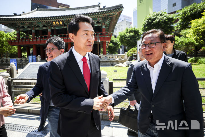 [서울=뉴시스] 정병혁 기자 = 오세훈 국민의힘 서울시장 후보가 5일 서울 종로구 보신각 앞에서 열린 이재명 사법쿠테타 저지를 위한 국민의힘 광역단체장 후보 긴급 기자회견을 마친 뒤 지지자들과 악수를 하고 있다. 2026.05.05. jhope@newsis.com