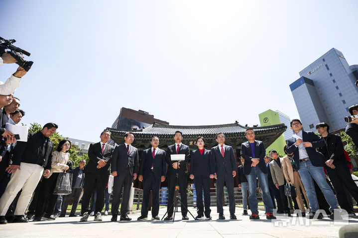 [서울=뉴시스] 정병혁 기자 = 오세훈 국민의힘 서울시장 후보을 비롯한 국민의힘 광역단체장 후보들이 5일 서울 종로구 보신각 앞에서 열린 이재명 사법쿠테타 저지를 위한 국민의힘 광역단체장 후보 긴급 기자회견에서 질의응답을 하고 있다. 왼쪽부터 양정무 국민의힘 전북지사 후보, 유정복 국민의힘 인천시장 후보, 최민호 국민의힘 세종시장 후보, 오세훈 국민의힘 서울시장 후보, 양향자 국민의힘 경기지사 후보, 김진태 국민의힘 강원지사 후보, 김영환 국민의힘 충북지사 후보. 2026.05.05. jhope@newsis.com