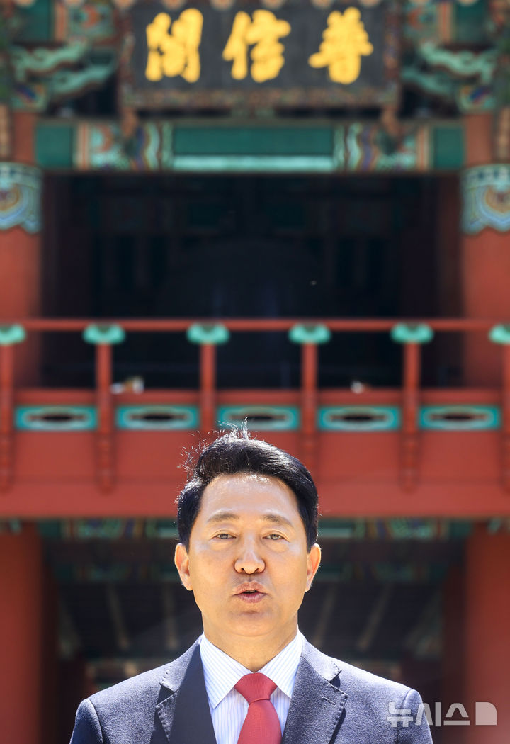 [서울=뉴시스] 정병혁 기자 = 오세훈 국민의힘 서울시장 후보가 5일 서울 종로구 보신각 앞에서 열린 이재명 사법쿠테타 저지를 위한 국민의힘 광역단체장 후보 긴급 기자회견을 마친 뒤 질의응답을 하고 있다. 2026.05.05. jhope@newsis.com