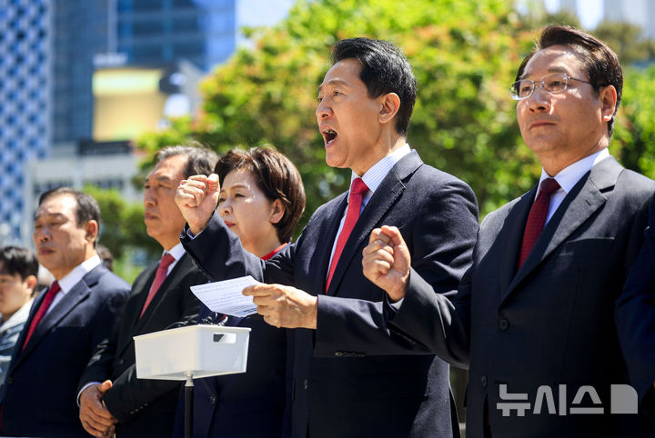 [서울=뉴시스] 정병혁 기자 = 오세훈 국민의힘 서울시장 후보를 비롯한 국민의힘 광역단체장 후보들이 5일 서울 종로구 보신각 앞에서 열린 이재명 사법쿠테타 저지를 위한 국민의힘 광역단체장 후보 긴급 기자회견에서 구호를 외치고 있다. 2026.05.05. jhope@newsis.com